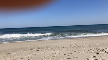 Playa en los alrededores, camastros y toallas de playa