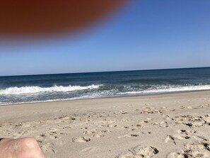 Vlak bij het strand, ligstoelen aan het strand, strandlakens