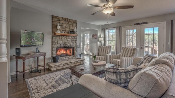 Télévision, cheminée