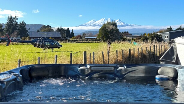 Un jacuzzi con una montaña al fondo.