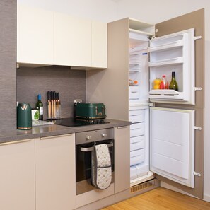 Réfrigérateur, micro-ondes, four