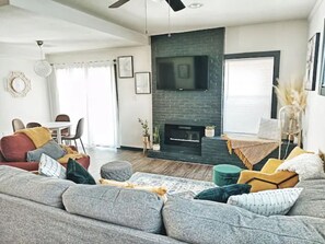 Télévision, cheminée, livres