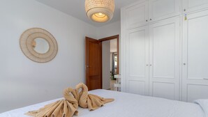 A bedroom with a bed, a mirror, and a wardrobe. - 7 PIEDRAS (Playa Blanca)