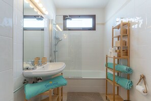 Douche, séchoir à cheveux, serviettes fournies