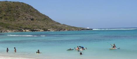 Plage à proximité, chaises longues