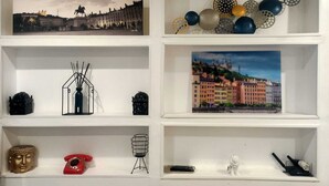 Ein Raum mit sechs weißen Regalen, die verschiedene Dekorationsobjekte zeigen.