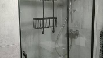 Douche, sèche-cheveux, peignoirs, serviettes fournies