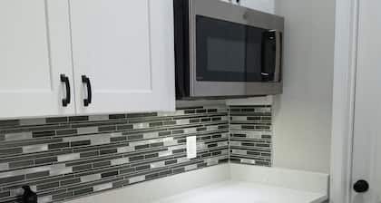 GORGEOUS 1 BEDROOM WITH FREE WIFI & STREET PARKING