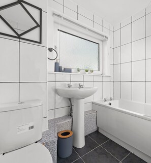 Standard-Apartment | Badezimmer | Handtücher