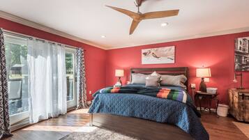 4 soveværelser, pengeskab på værelset, skrivebord, strygejern/strygebræt