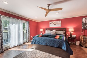 4 soveværelser, pengeskab på værelset, skrivebord, strygejern/strygebræt