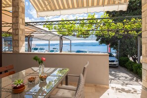 Outdoor dining - Apartments Tomas - One bedroom Apartment with Balcony and Sea View (A1) (Omis)