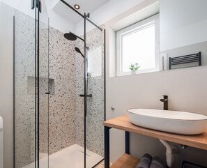 Douche, articles de toilette (gratuits), séchoir à cheveux