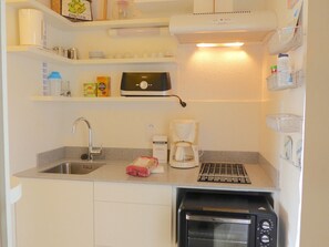 Refrigerador, horno, parrilla de estufa y cafetera y tetera 