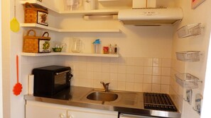 Kühlschrank, Ofen, Herdplatte, Wasserkocher mit Kaffee-/Teezubehör