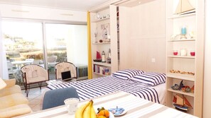 Iron/ironing board, bed sheets - Lovely sea view studio in Locmariaquer (Locmariaquer)