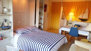 Tabla de planchar con plancha y ropa de cama 