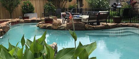 Alberca al aire libre y alberca climatizada