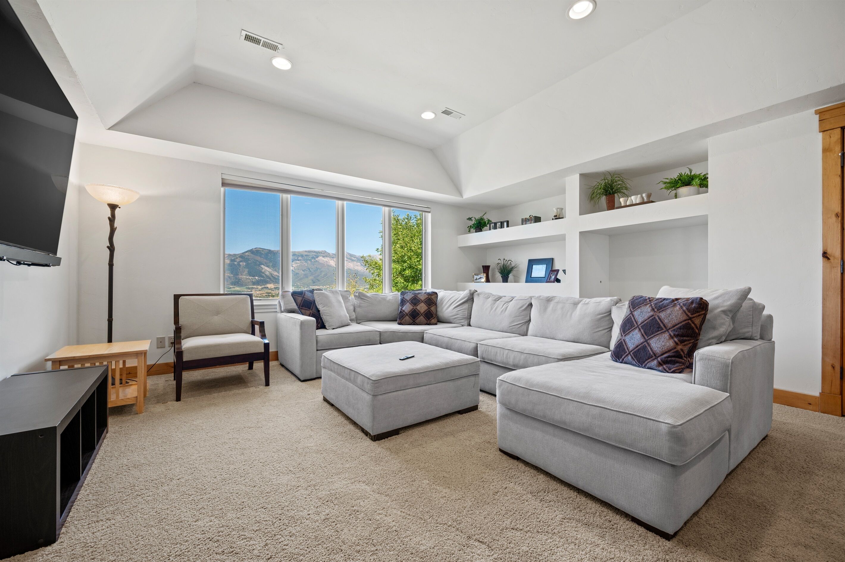 Smart TV, chimenea, futbolito y tenis de mesa 
