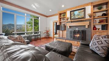 Smart TV, chimenea, futbolito y tenis de mesa