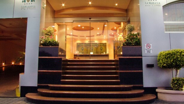 A hotel entrance with a grand staircase leading up to a reception area. - Hotel La Muralla (Toluca)