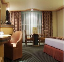 传统双人房 | 客房内保险箱、遮光窗帘、免费 WiFi、床单