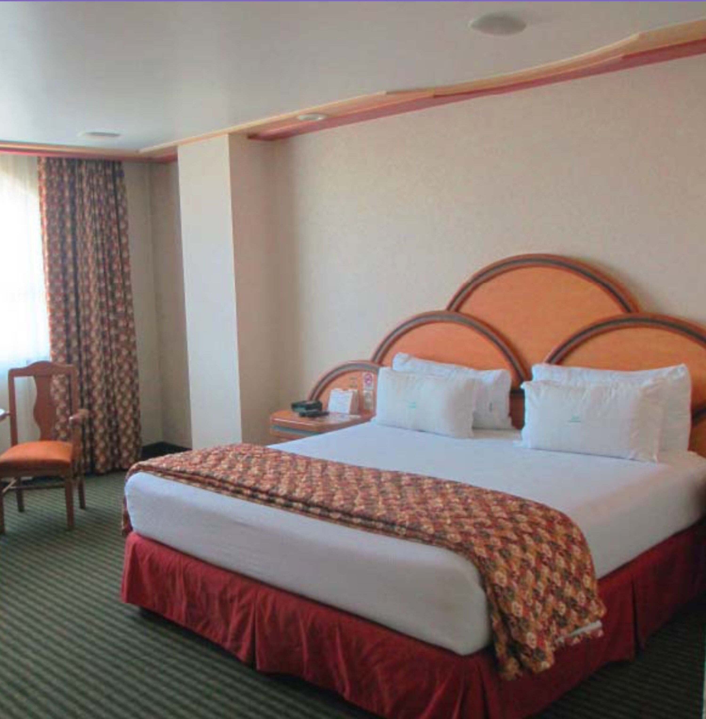 Traditionellt dubbelrum | Värdeförvaringsskåp på rummet, mörkläggningsgardiner och gratis wi-fi