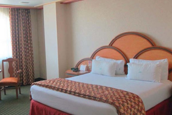 Traditionellt dubbelrum | Värdeförvaringsskåp på rummet, mörkläggningsgardiner och gratis wi-fi