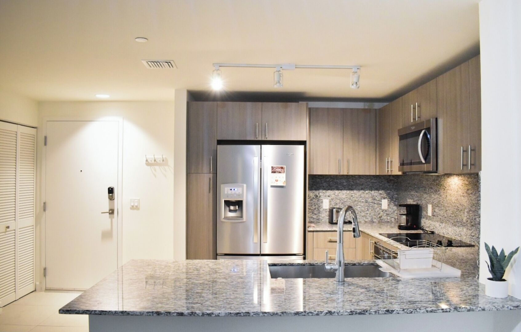 冷蔵庫、電子レンジ、オーブン、コンロ