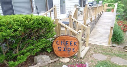 Beautiful cabin overlooking Crooked Creek on the Tennessee river