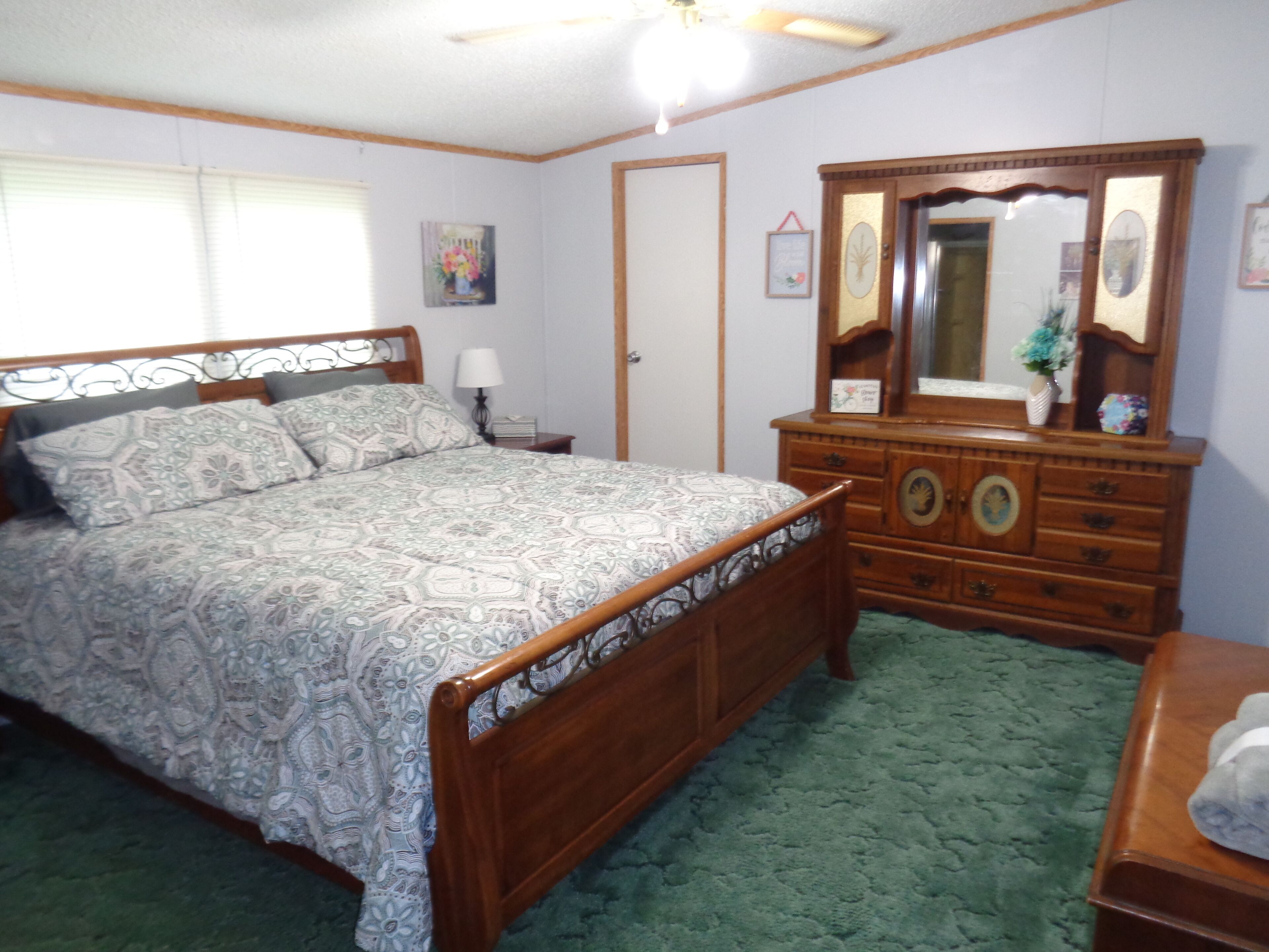 3 bedrooms, desk, iron/ironing board, free WiFi