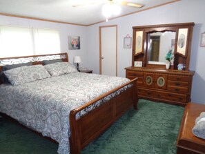 3 quartos, escrivaninha, ferros/tábuas de passar roupa