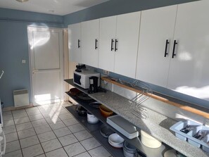 Fridge, microwave, oven, stovetop - Group gîte for up to 24 people in the heart of the Causse du Quercy (GRAMAT)