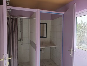 Shower, soap, toilet paper - Group gîte for up to 24 people in the heart of the Causse du Quercy (GRAMAT)
