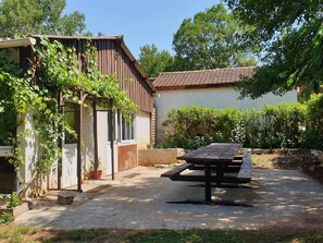 Outdoor dining - Group gîte for up to 24 people in the heart of the Causse du Quercy (GRAMAT)