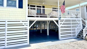 Un bâtiment à deux étages doté d’un balcon, d’un drapeau et d’un porche abrité.