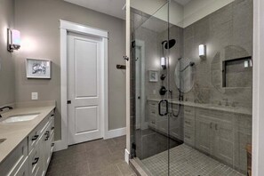 Ensemble douche/baignoire, sèche-cheveux, serviettes fournies