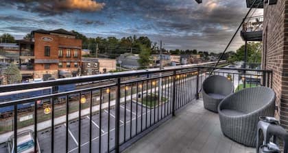 Nest on West - Small town charm | Downtown Condo | Walk to shops