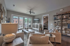 TV, fireplace