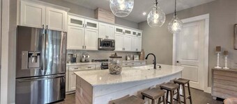 Nest on West - Small town charm | Downtown Condo | Walk to shops