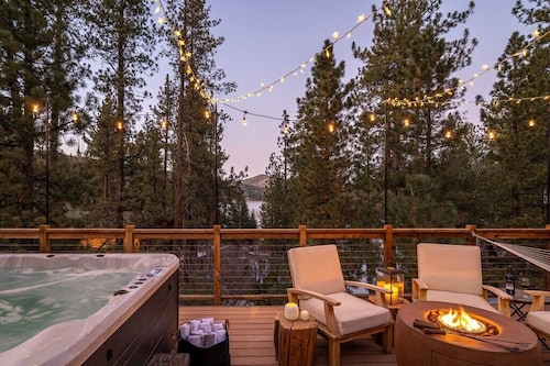 Wow! Starry Treehouse Cabin w/ Lake Views, Hot Tub, Private Sledding Hill
