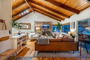 Televisión de pantalla plana, chimenea y futbolito 