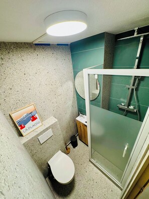 Tina, secadora de cabello, papel de baño