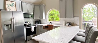 Brand new chalet (cabin) on Beaver Lake in the Ozark Mountains!.