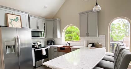 Brand new chalet (cabin) on Beaver Lake in the Ozark Mountains!.