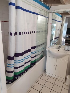 Badewanne, Haartrockner, Seife, Toilettenpapier