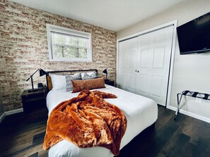 4 habitaciones, escritorio y tabla de planchar con plancha 