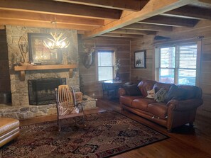 Smart-TV, Kamin, Bücher