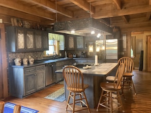 Fridge, microwave, oven, stovetop - log home Only 10 min from Mammoth Cave Nat Park (Park City)