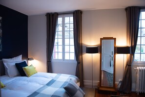 A hotel room with a bed, a wardrobe, a standing lamp, and a window with curtains. - La Maison Carpe Diem (Les Andelys)